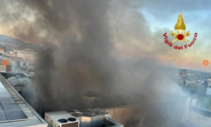 Enorme incendio devasta magazzino e rivendita di giocattoli (VIDEO)