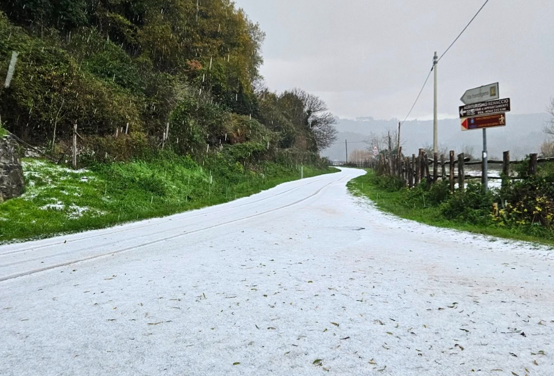 Bolsena – Bomba di “neve tonda” imbianca le strade e provoca danni (FOTO)