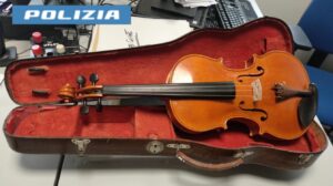 Viterbo, tunisino passeggia per via Marconi con una viola da 6000 euro sottobraccio: arrestato
