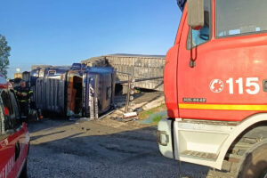 Cerveteri – Camion si ribalta durante le operazioni di scarico: ferito l’autista