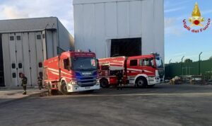 Porto di Civitavecchia, bombola di acetilene prende fuoco: in fiamme un capannone (FOTO)