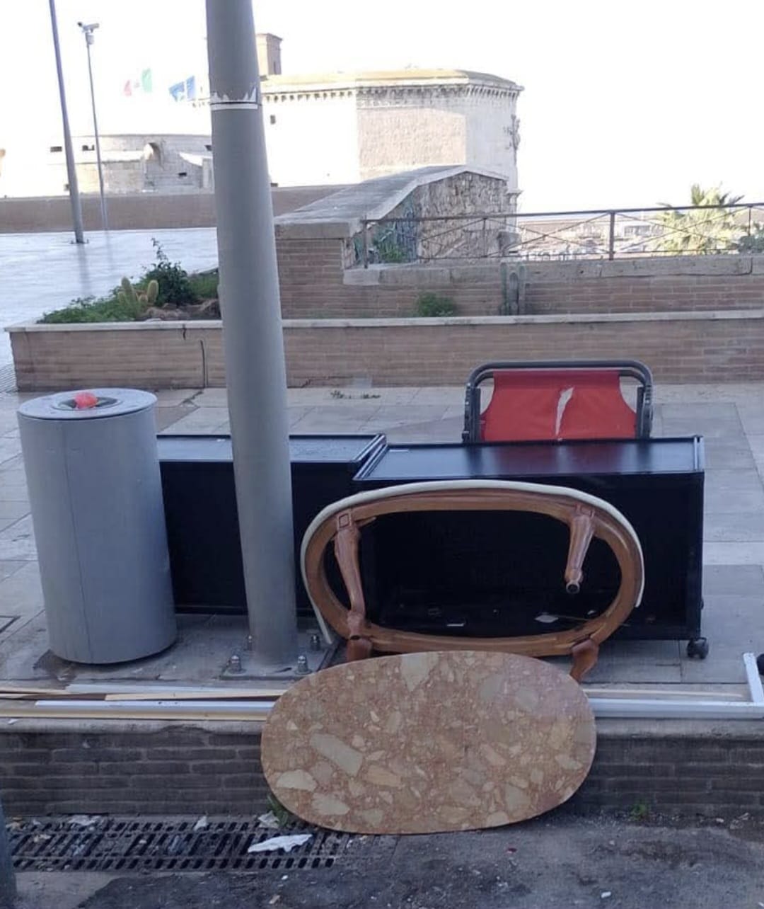 Civitavecchia, degrado implacabile – Discarica d’antiquariato sul Lungoporto, stavolta l’appello è proprio di Giannini