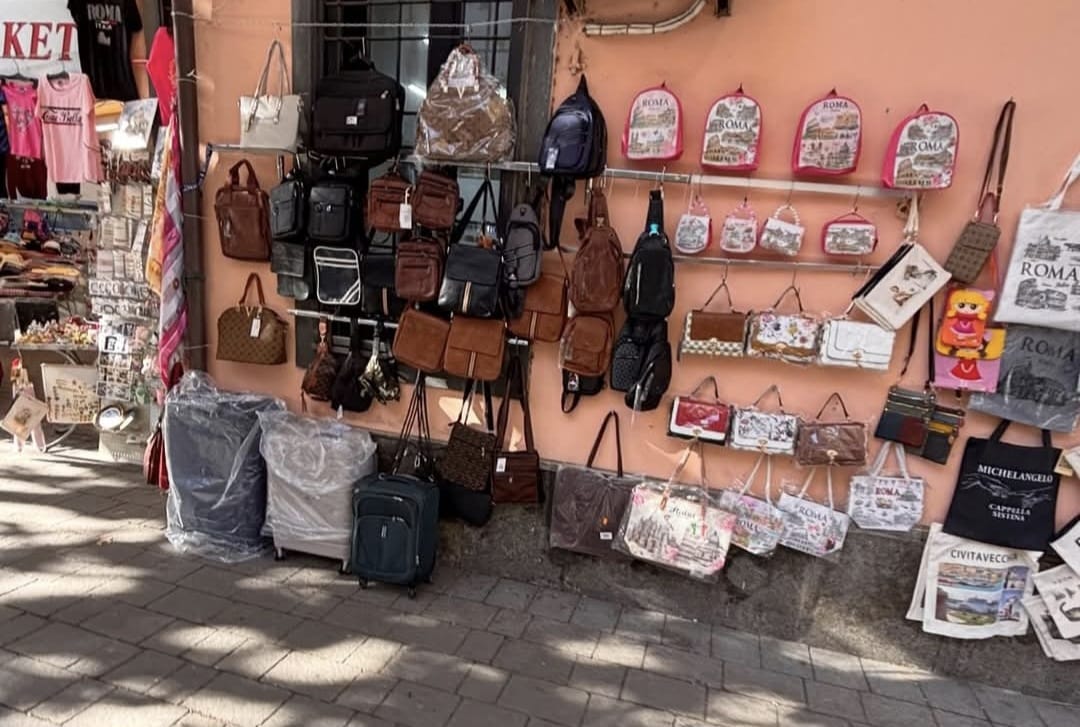 Civitavecchia – Bancarelle e souvenir su mura condominiali: malcontento a via XVI Settembre