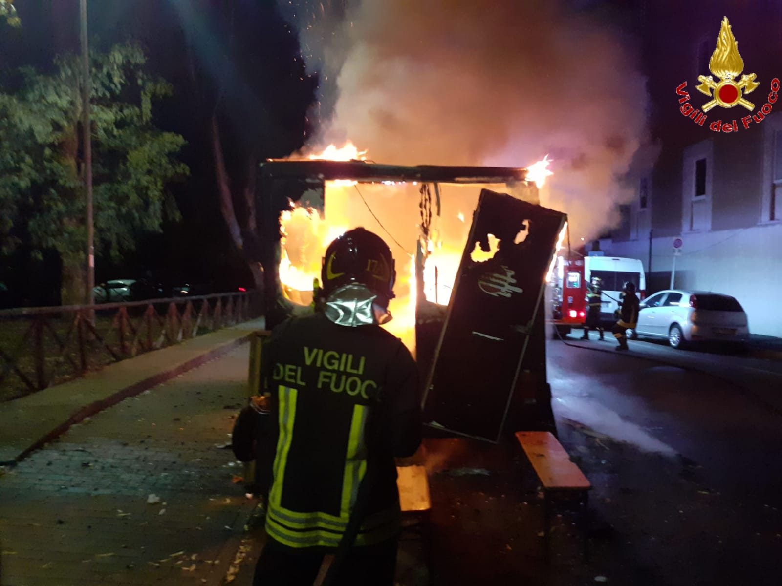 Civitavecchia – Incendio distrugge chiosco ambulante nella notte, paura in città (FOTO)