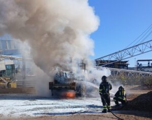 Civitavecchia – Paura al porto, incendio a una pala meccanica