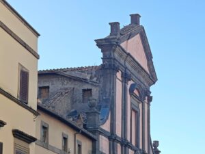 Viterbo – Crolla parte del tetto dell’Ex Tribunale a Fontana Grande (FOTO)