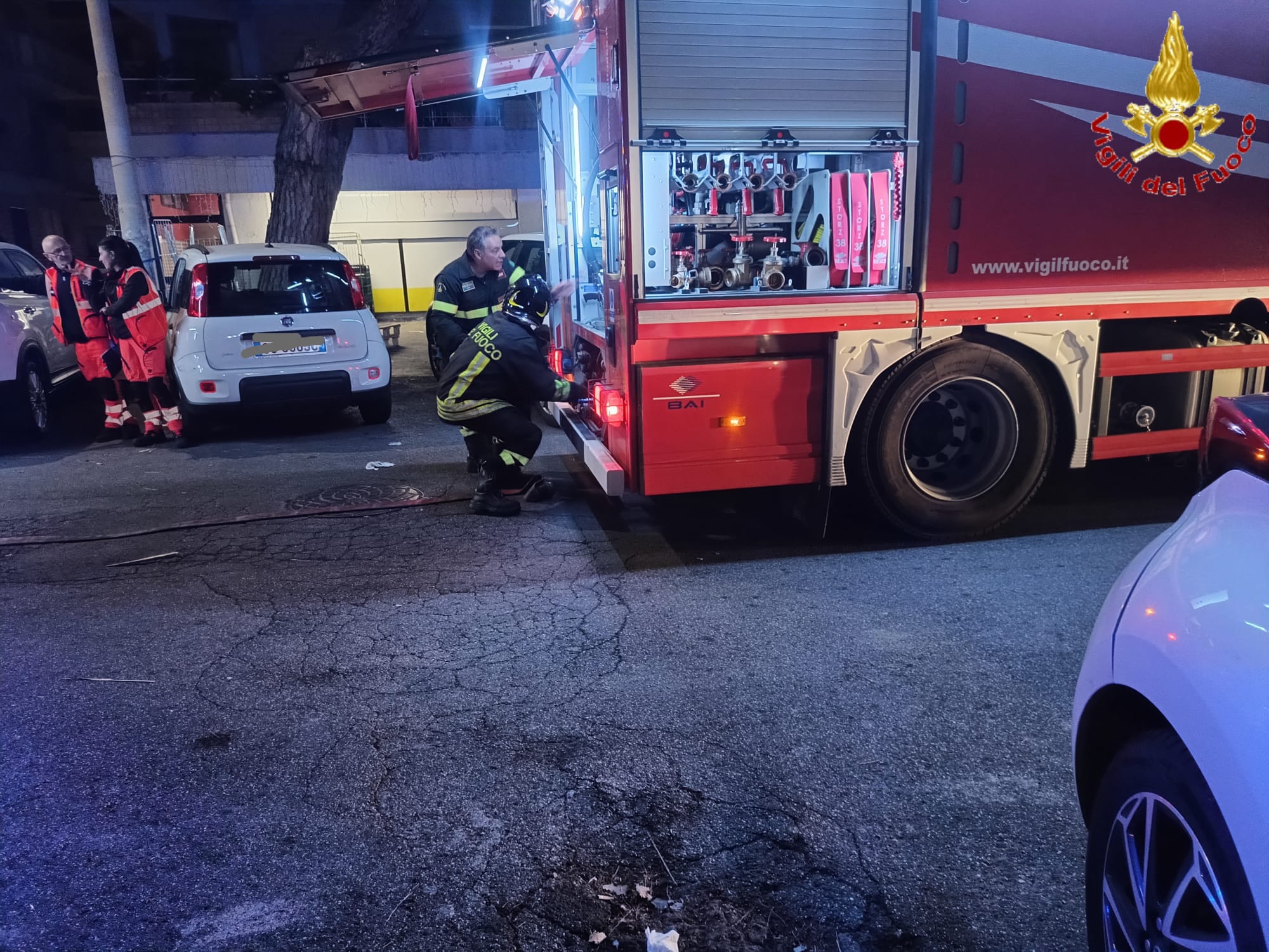 Santa Marinella – Attività commerciale a fuoco, indagini in corso