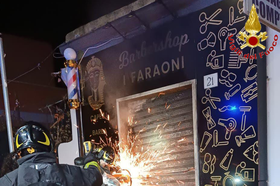 Civitavecchia – Incendio nella notte al Barbershop di via Terme di Traiano