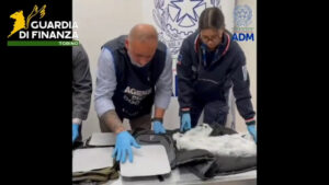 Sequestrati 8,6kg di cocaina all’aeroporto di Torino, arrestato un peruviano