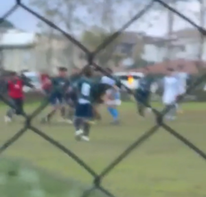 Arbitro minorenne preso a pugni durante una partita di seconda categoria: il video dell’aggressione