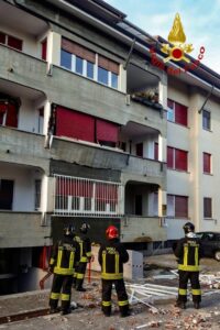 Esplosione in una palazzina nel Torinese, un ferito grave