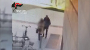 Una donna di 43 anni accoltellata a Milano, le immagini dell’episodio