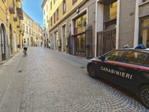 Viterbo – Violenta rissa tra Piazza del Teatro e Via Marconi, carabinieri e ambulanza sul posto