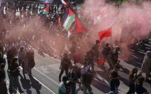 Eurolega, Virtus-Maccabi divenne inferno: guerriglia a Bologna, petardi e scontri tra manifestanti e polizia
