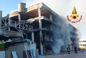 Roma – Edificio occupato in fiamme: uomo ferito si lancia dal secondo piano per salvarsi dal fuoco (VIDEO)