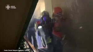 Oltre 460 droni russi nella notte sull’Ucraina, le immagini dei soccorsi