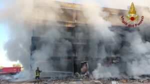 Roma – Incendio in un edificio occupato a Tor Sapienza, zona off limits (VIDEO)