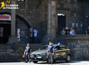 Viterbo – Guidava contromano nel traffico, la Finanza lo ferma e scopre che l’auto era rubata