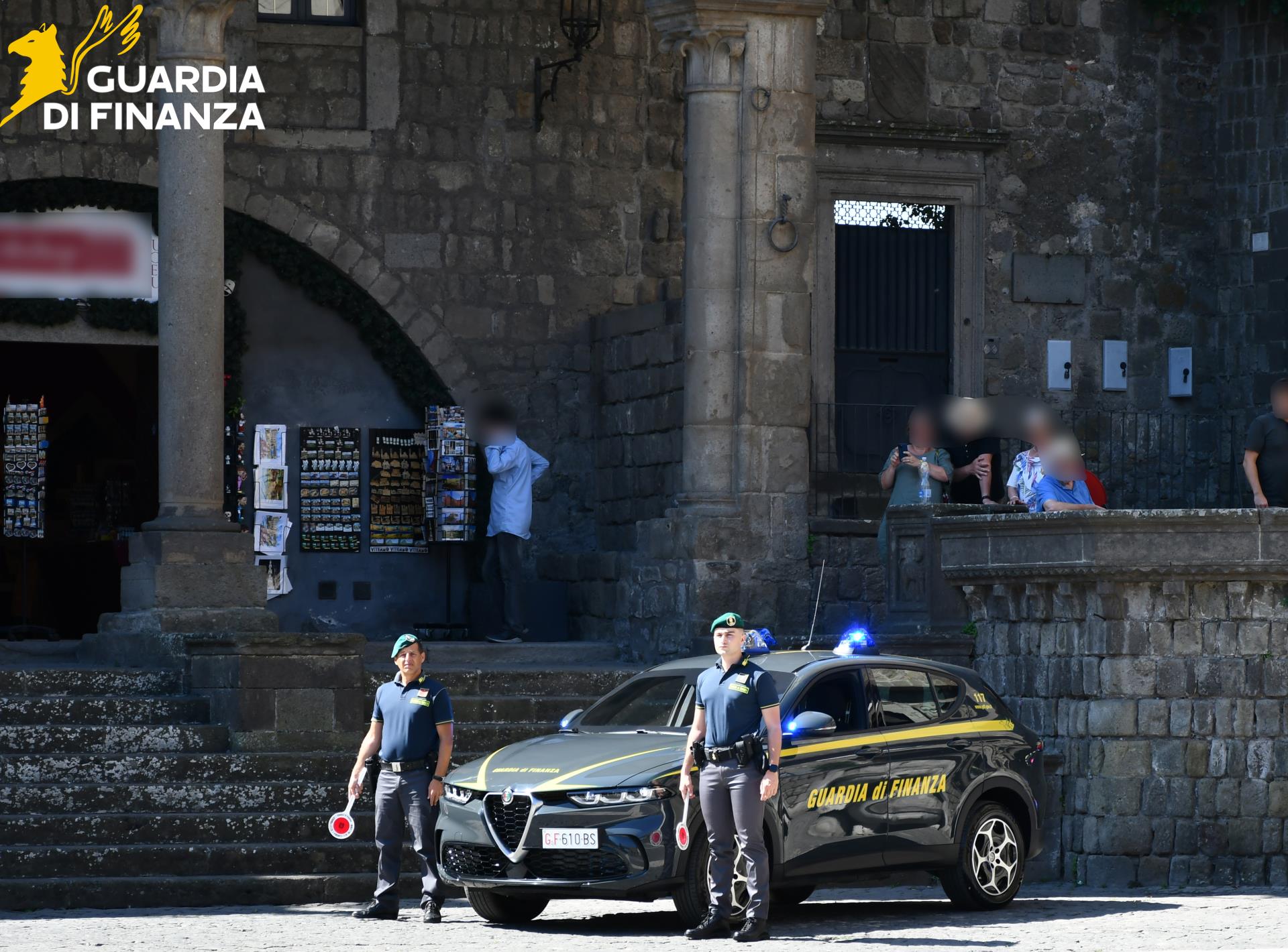 Viterbo – Guidava contromano nel traffico, la Finanza lo ferma e scopre che l’auto era rubata