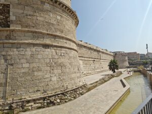 Rissa tra giovanissimi al porto di Civitavecchia: tre ragazze in ospedale