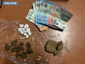 Roma – Cocaina “camuffata” da caramelle, hashish nel vano motore e furti in abitazione, 3 arresti all’Eur
