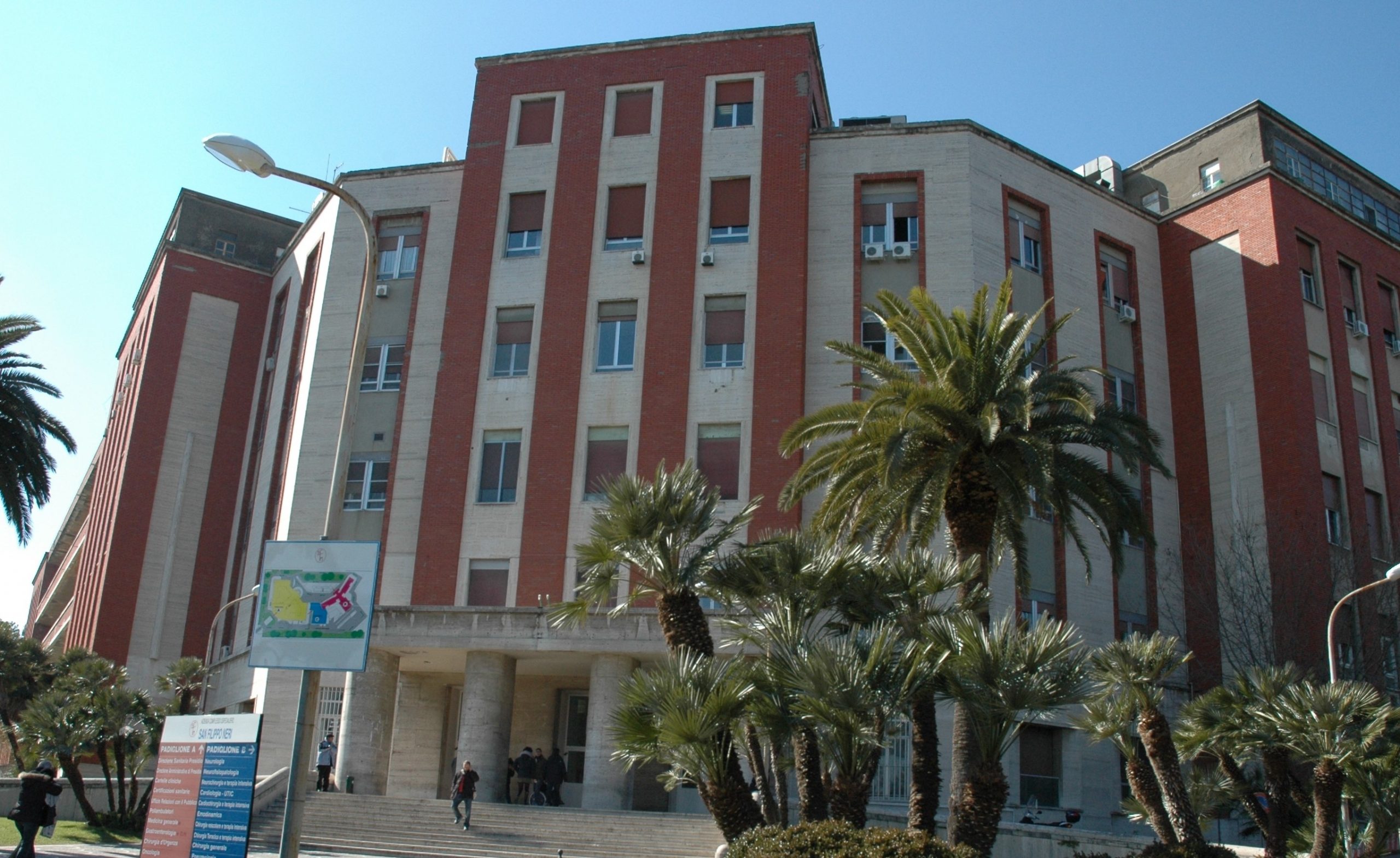 Roma – Trentenne muore in ospedale dopo arresto, familiari devastano auto in sosta