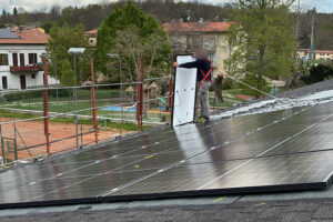 Monte Amiata – Santa Fiora, terminati i lavori per l’installazione dell’impianto fotovoltaico sul tetto del teatro