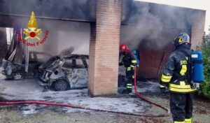 Castiglione del Lago – Auto in fiamme all’alba, distrutti due veicoli a Laviano