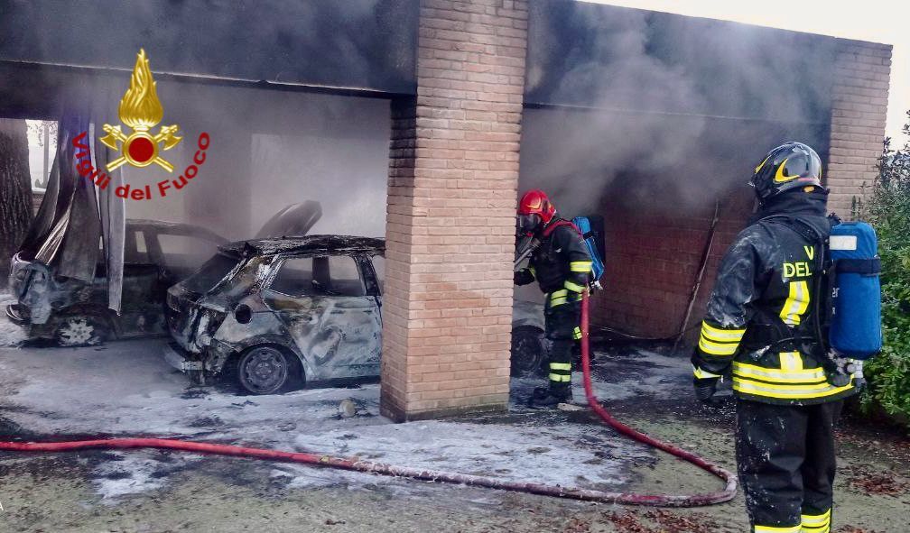 Castiglione del Lago – Auto in fiamme all’alba, distrutti due veicoli a Laviano