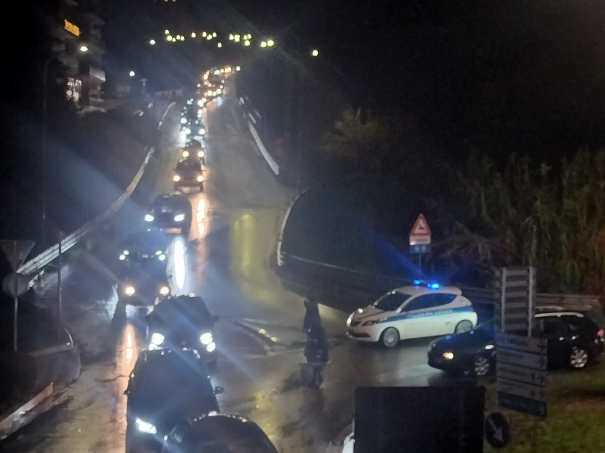 Viterbo – Raccordino bloccato per incidente, auto cappottata e un ferito