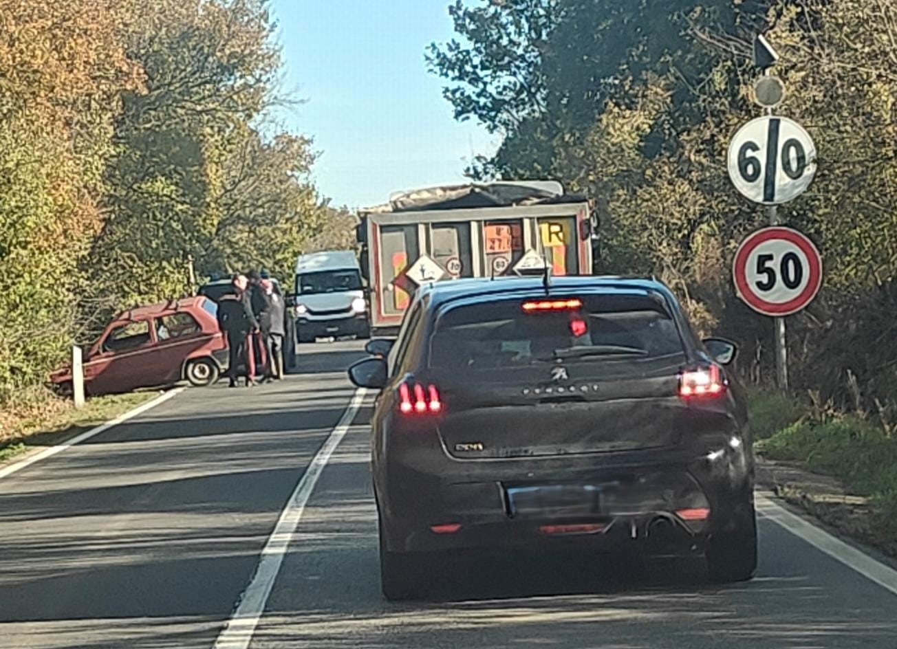 Monte Romano – Anziano esce di strada con la panda lungo via Aurelia, traffico a singhiozzo