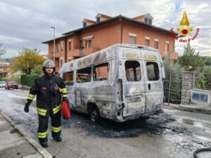 Scuolabus in fiamme in provincia di Perugia, paura in strada
