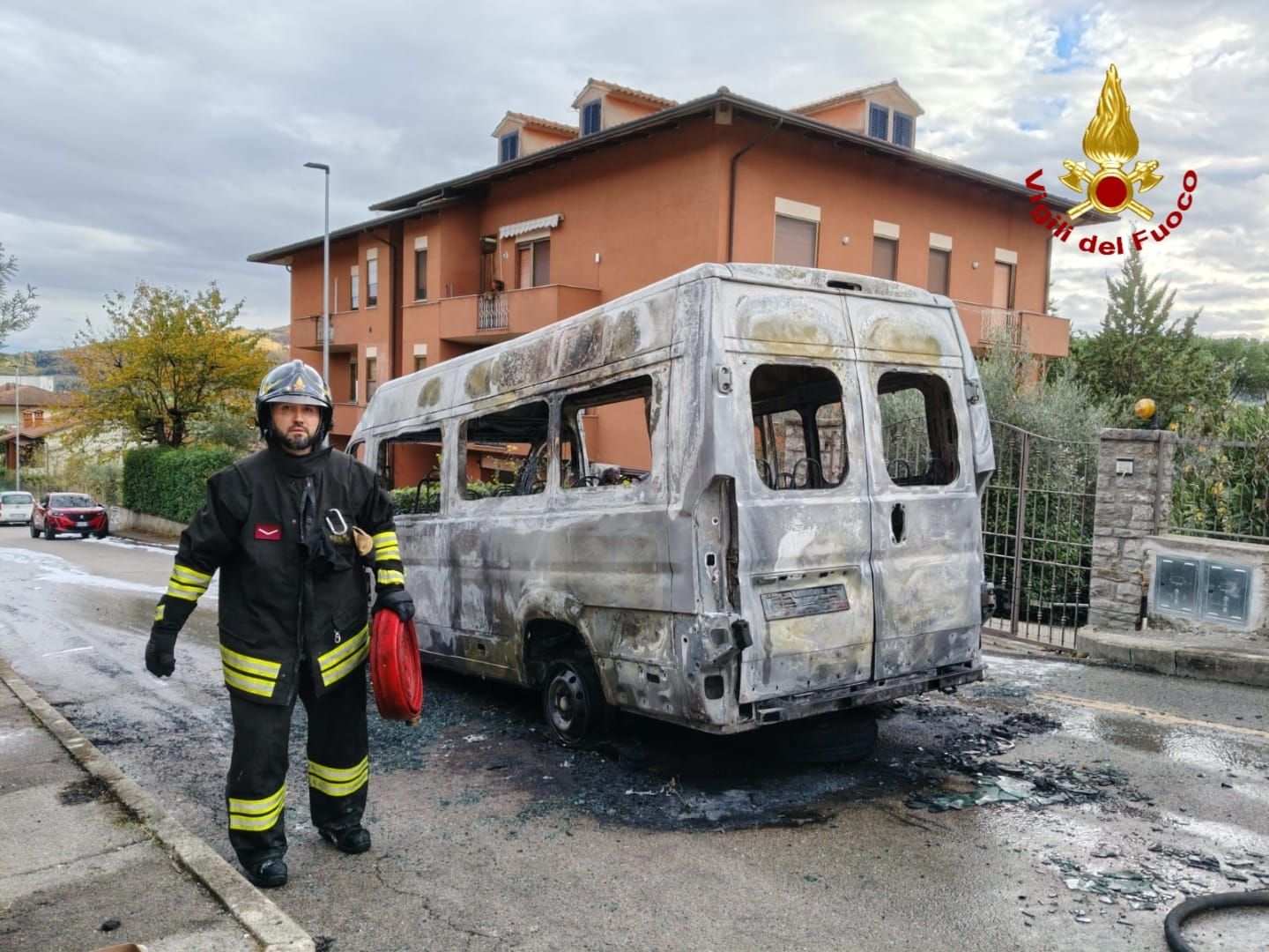 Scuolabus in fiamme in provincia di Perugia, paura in strada