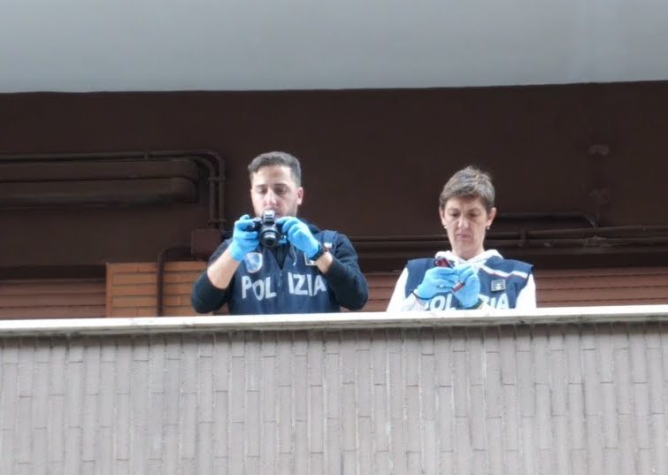 Roma, ventisettenne precipita dal balcone di un b&b e muore, arrestato l’amico che era con lui per omicidio