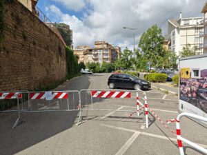 Viterbo – Via Genova, cantiere confermato fino ad aprile: parcheggio chiuso da mesi e attività in sofferenza