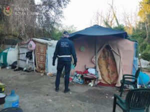 Roma – Smantellate due baraccopoli, 10 stranieri denunciati