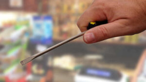 Brandisce un cacciavite per rapinare un negozio: momenti di panico alla Terrazza Roma di Fiumicino