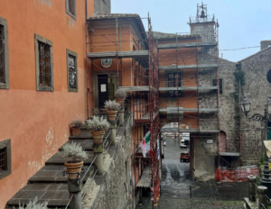 Montefiascone – Prosegue restyling della Sala Consiliare, De Santis: “Intervento necessario per restituire dignità e funzionalità al cuore della democrazia cittadina”