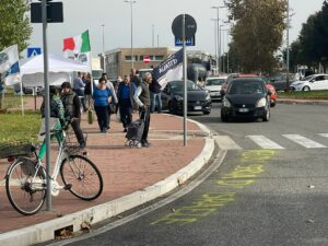 Fiumicino, scritte offensive al banchetto di Fdi: “La conferma che stiamo lavorando bene sul territorio”, la replica del partito