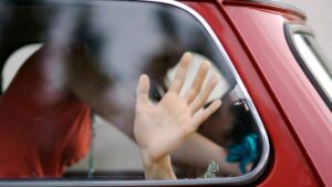 Ceprano – Becca il marito 80enne in macchina con una 30enne: “Ti credo che con me non ti si addrizzava più” (L’AUDIO VIRALE)