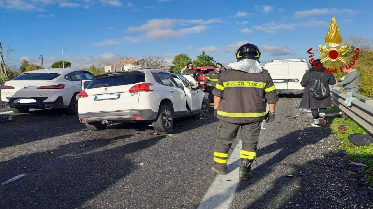 Grave tamponamento sulla SS75 tra Foligno e Spello, molti feriti