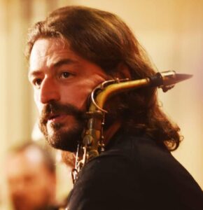 Muore a 53 anni Alessandro Tomei, sassofonista di Claudio Baglioni: lo struggente ricordo dell’artista