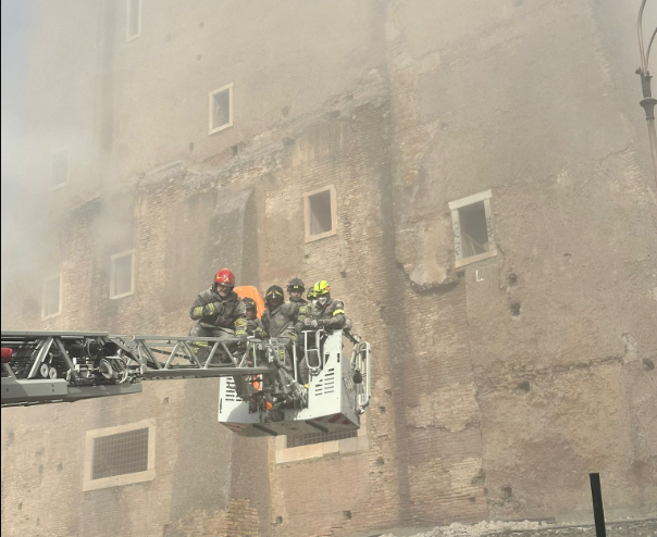 Crollo Torre dei Conti, malore per la moglie di Octay Stroici, l’operaio morto sotto le macerie