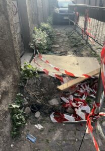 Viterbo – Via Bellavista, nell’incuria non solo il Palazzo, in strada cumuli di immondizia col placet del Comune