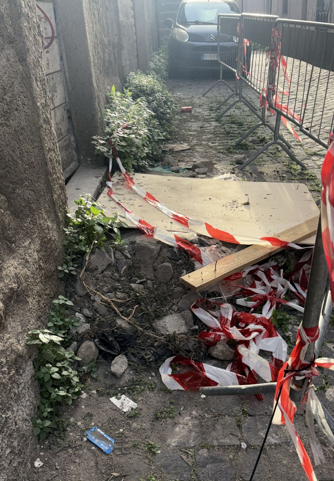 Viterbo – Via Bellavista, nell’incuria non solo il Palazzo, in strada cumuli di immondizia col placet del Comune