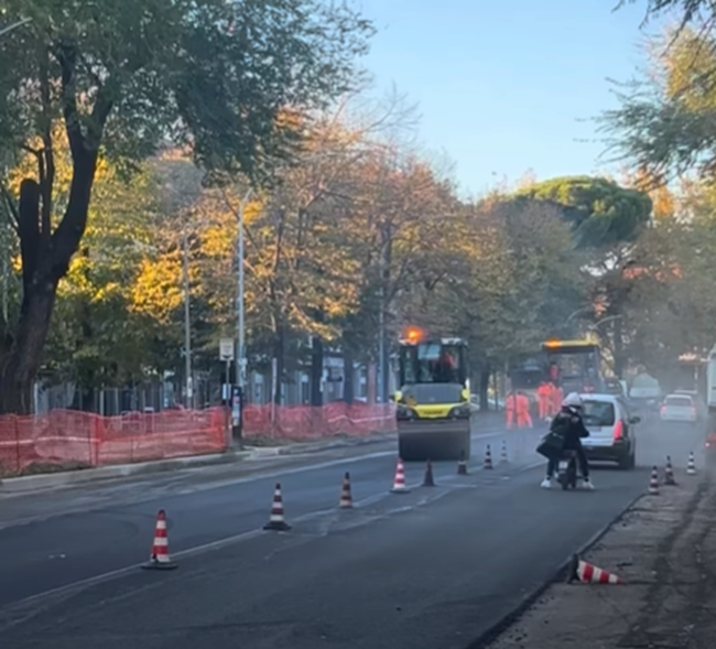 Viterbo – Asfaltature in corso a Viale Trento, via le buche vecchie di un decennio