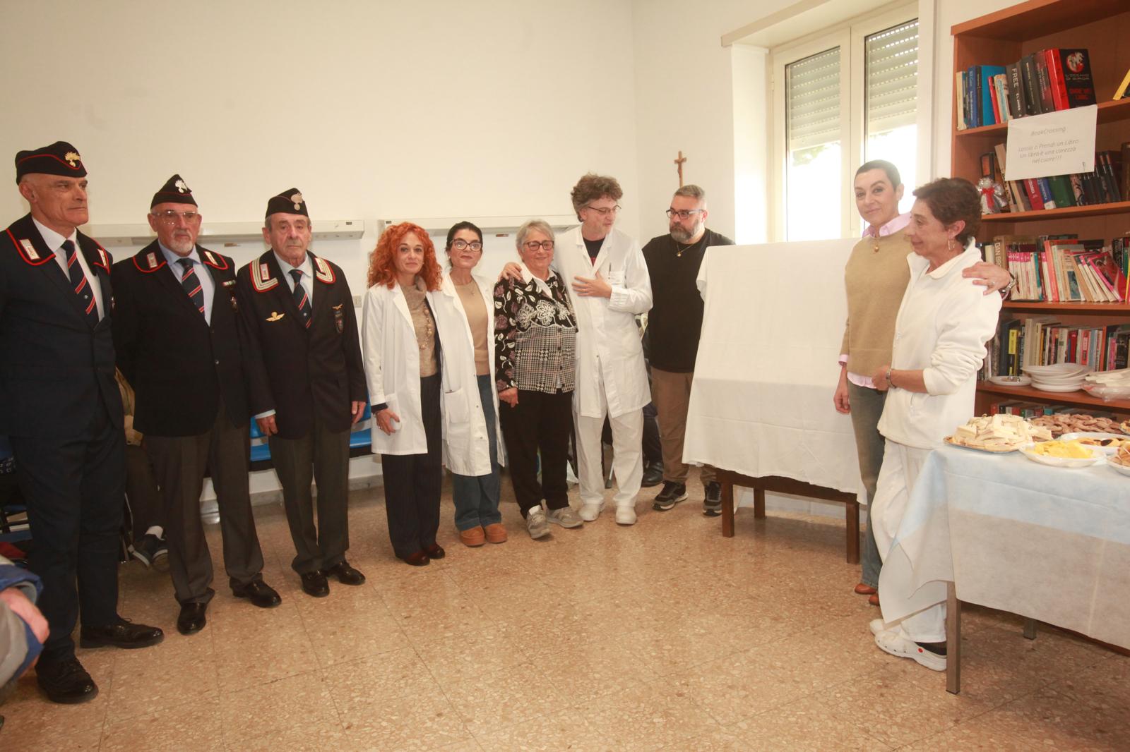 Ospedale di Tarquinia, la famiglia di un paziente dona un monitor per la sala d’attesa del day hospital oncologico