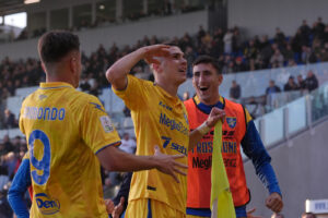 Serie B – Frosinone, festa dell’Immacolata: tris e aggancio, giallazzurri lassù