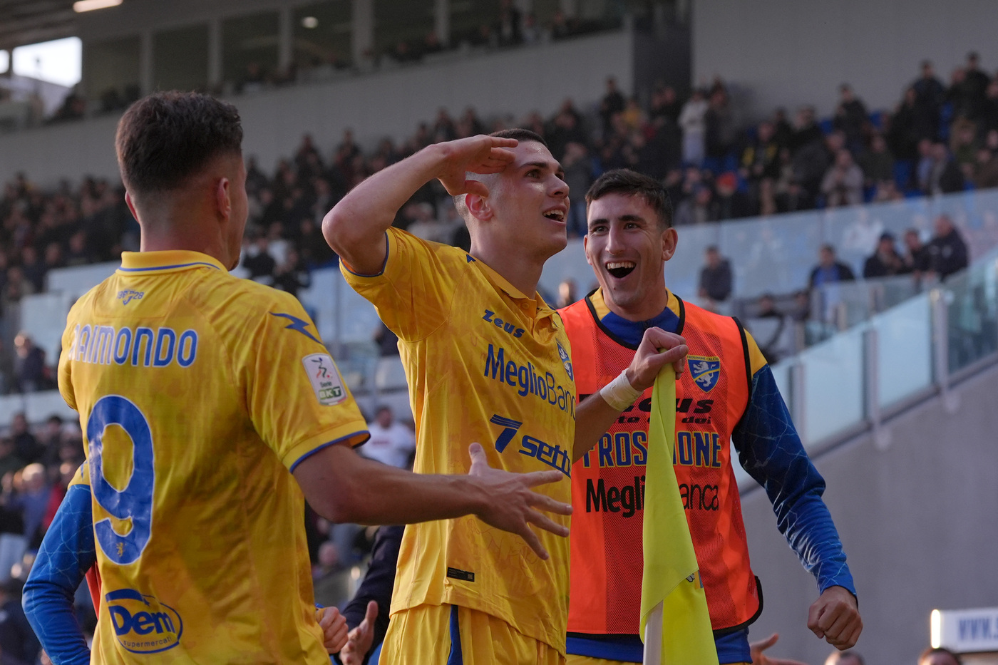 Serie B – Frosinone, festa dell’Immacolata: tris e aggancio, giallazzurri lassù