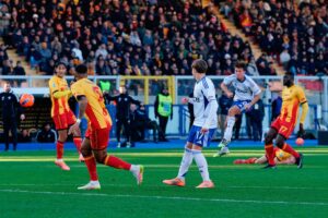 Il Como cala il tris a Lecce e torna alla vittoria